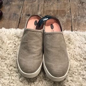 Slip on tennis shoes